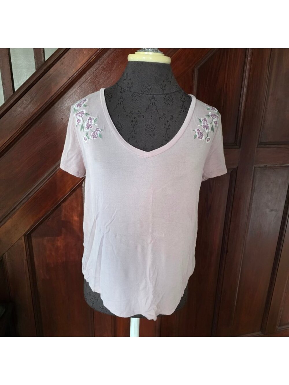 Seriously Soft Perfect V-Neck Pink Top Floral Embroidery Short Sleeves Casual M